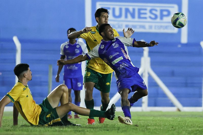 Aquidauanense vence e se isola na liderança da competição