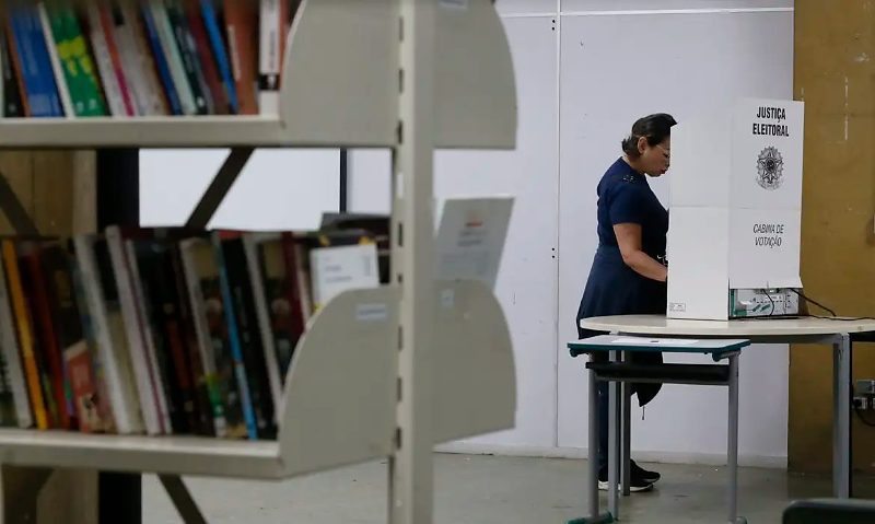 São Paulo (SP), 27/10/2024 - Eleitores comparecem para votação no segundo turno das eleições para prefeito no Escola Estadual Caetano de Campos