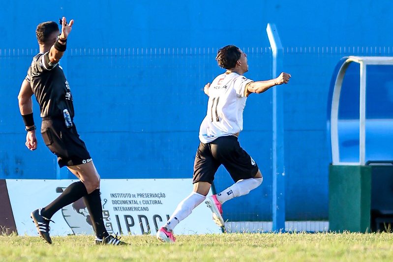 Isaac (11) comemora seu gol pouco antes de ser expulso por Paulo Henrique Vollkopf