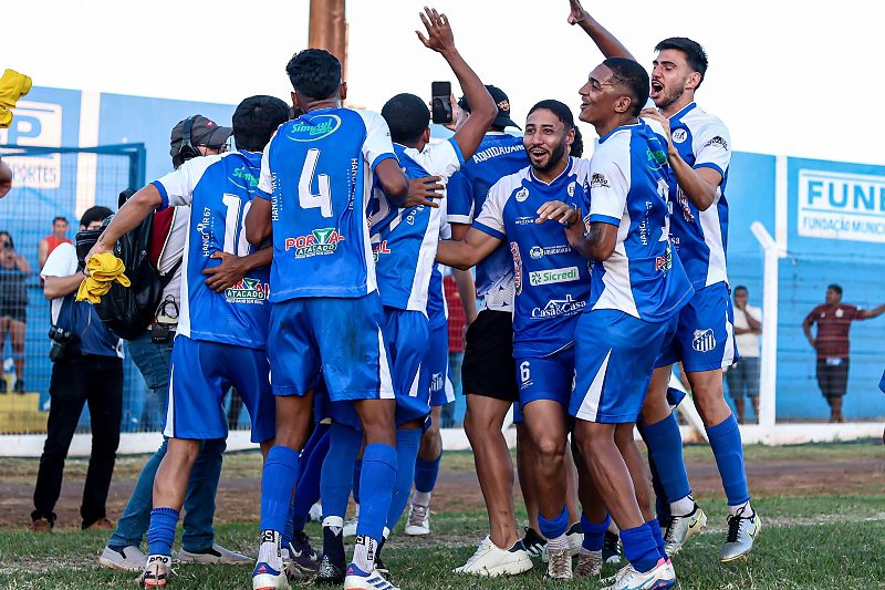 Jogadores do Aquidauanense comemoram acesso e título após a vitória em Campo Grande