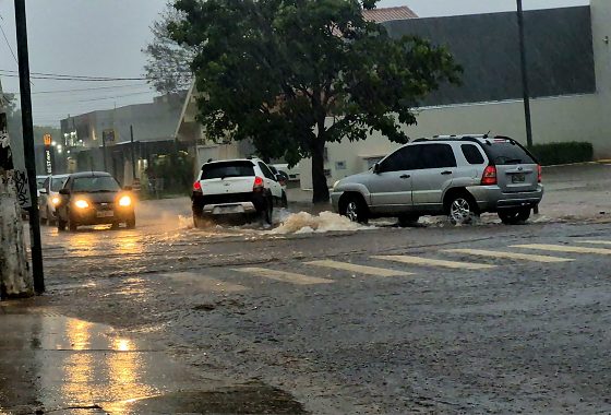 Temporal deixa bairros sem energia e provoca alagamentos em Campo Grande