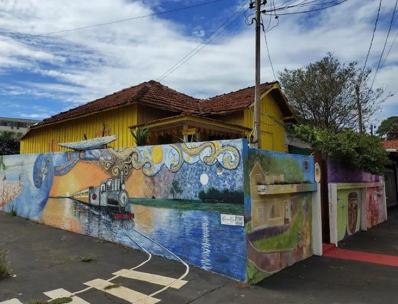 Projeto une literatura, arte urbana e memória ferroviária com passeios guiados durante o mês de agosto.