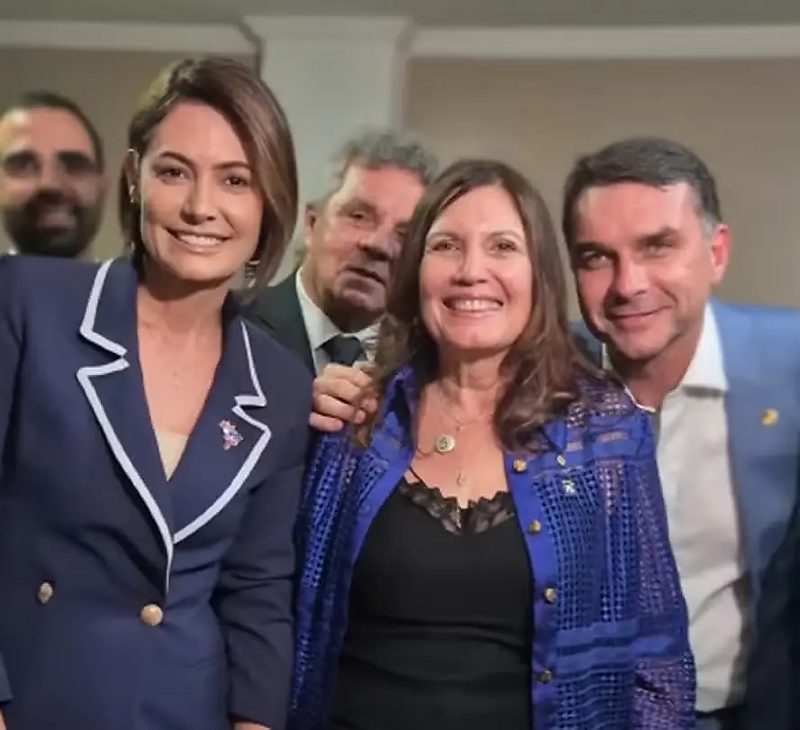 Bia Kicis (Centro) ao lado de Michelle Bolsonaro e Flávio Bolsonaro