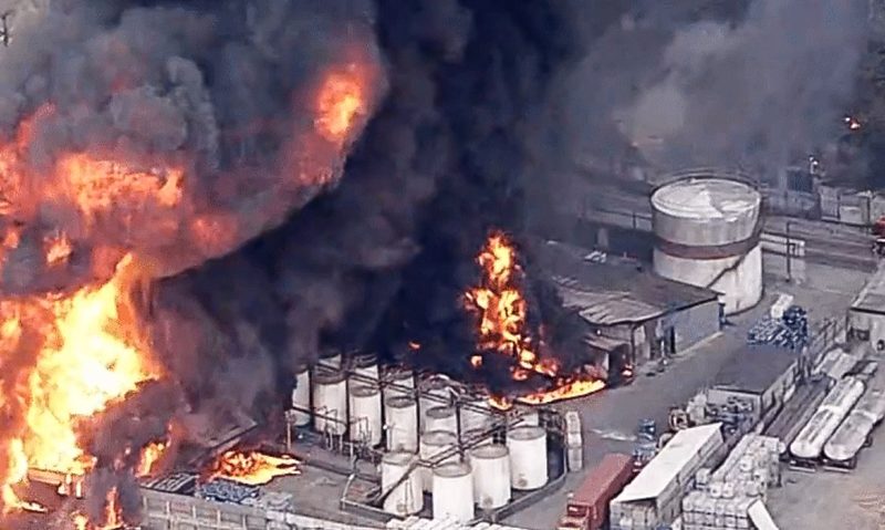 São Paulo - 04/08/2026 - Incêndio de grandes proporções atinge indústria química em Itaquaquecetuba (SP)