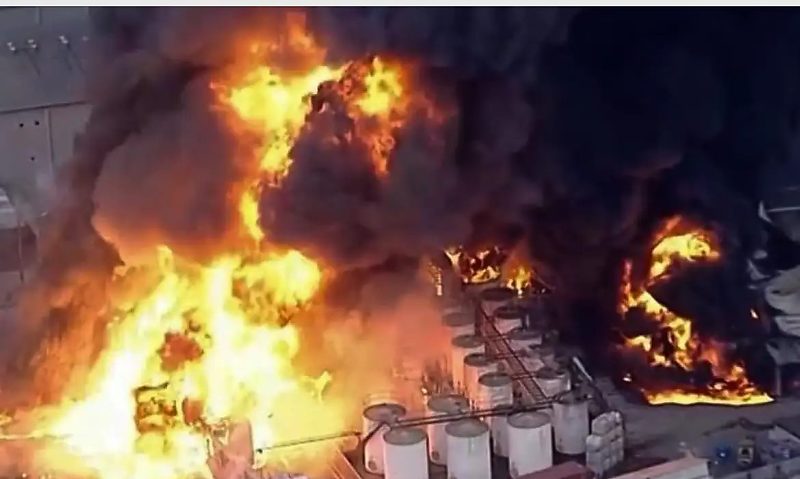 São Paulo - 04/08/2026 - Incêndio de grandes proporções atinge indústria química em Itaquaquecetuba (SP)