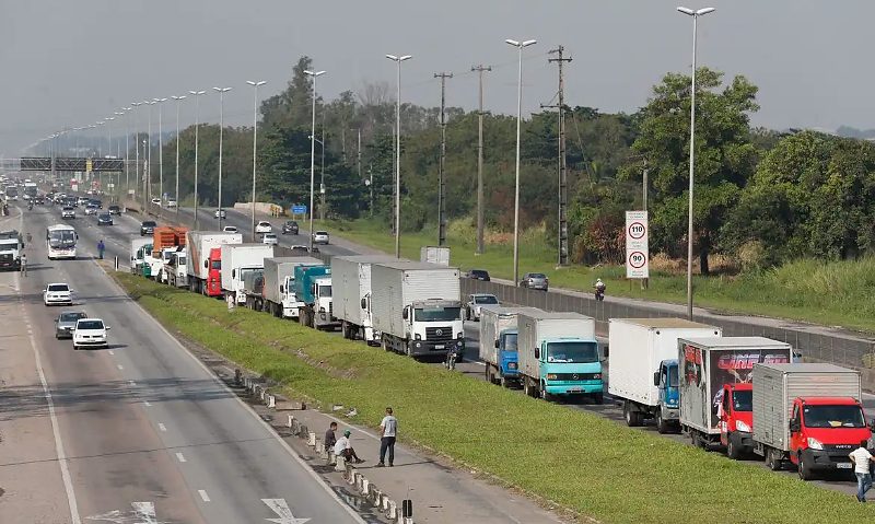 Paralisação de caminhoneiros na Rodovia Presidente Dutra