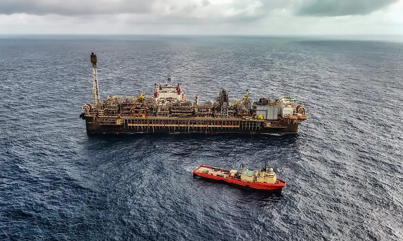 28/05/2026 - Pré-sal da Bacia de Santos -Esta é a P-67, uma unidade gigante do tipo FPSO (sistema flutuante de produção, armazenamento e transferência) que opera no pré-sal da Bacia de Santos. Com impressionantes 353 mil toneladas, 288 metros de comp