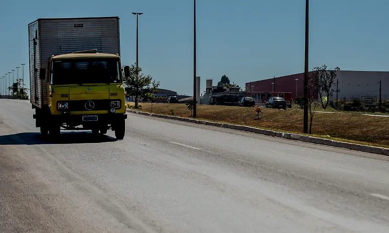 Caminhões trafegam pela BR-040