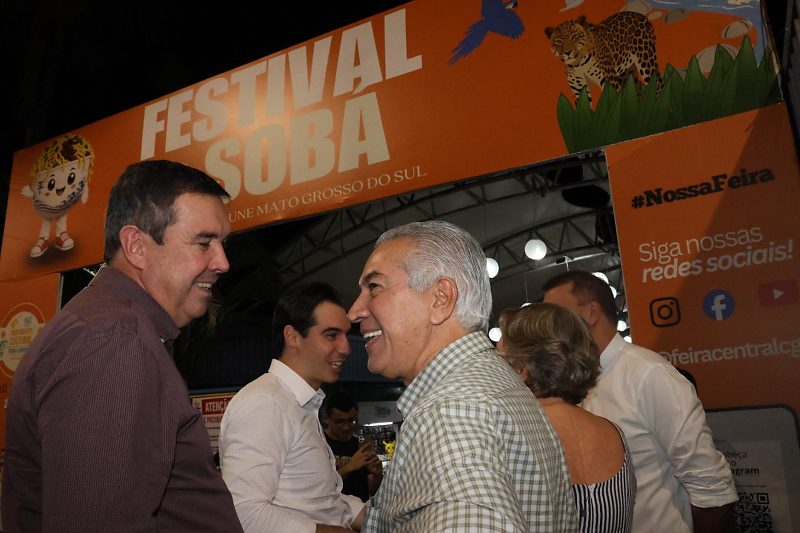 Reinaldo Azambuja e Riedel em visita a Feira Central de Campo Grande