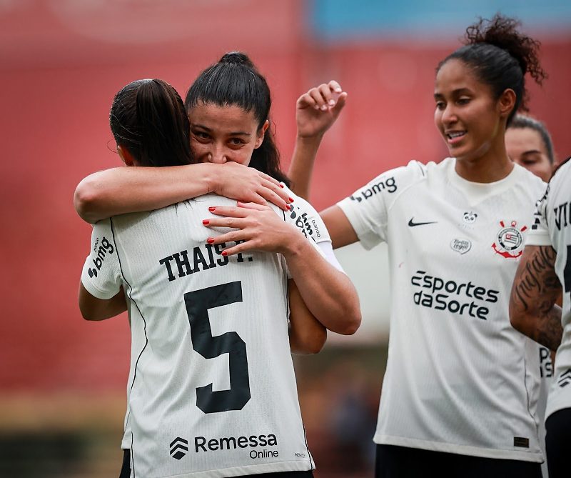 Corinthians goleia o Santos e segue na ponta do Brasileirão feminino