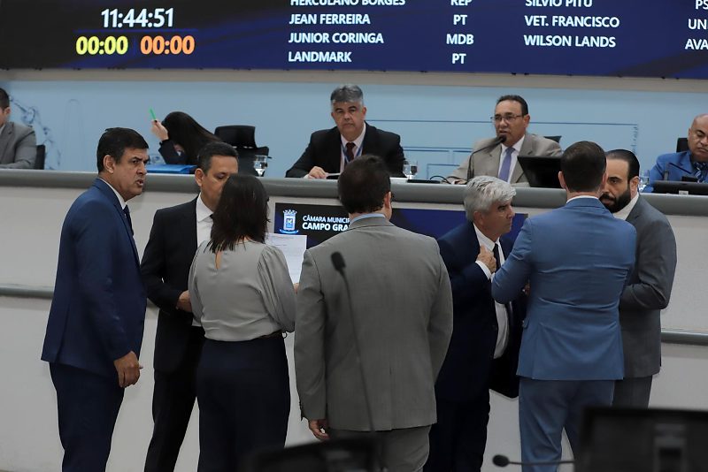 Vereadores debatendo pautas que tramitam pela Casa de Leis