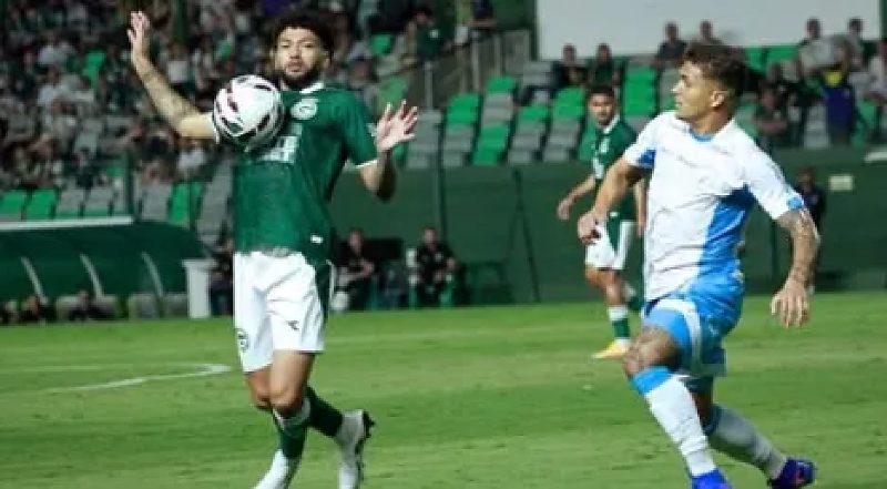 Goiás vence e se aproxima do G-6 no Brasileirão