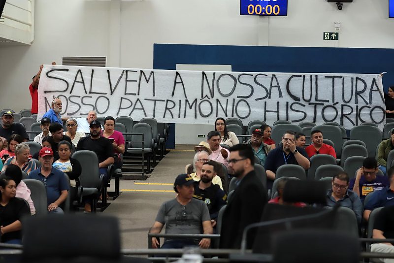 Moradores do município de Anhanduí compareceram na Câmara Municipal de Campo Grande acompanhando a sessão