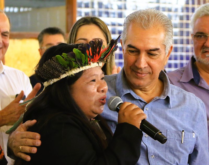 Reinaldo Azambuja em visita aos povos originarios de MS
