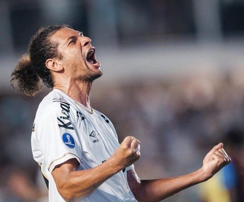 William Arão comemora a vitória do Santos sobre os equatorianos