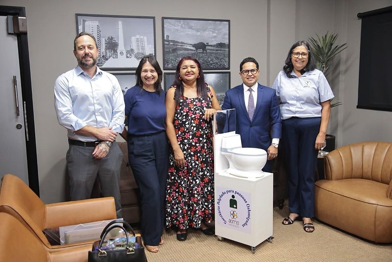 Vereador Papy e Luiza Ribeiro recebendo Representantes da Associação dos Ostomizados de MS na Câmara Municipal