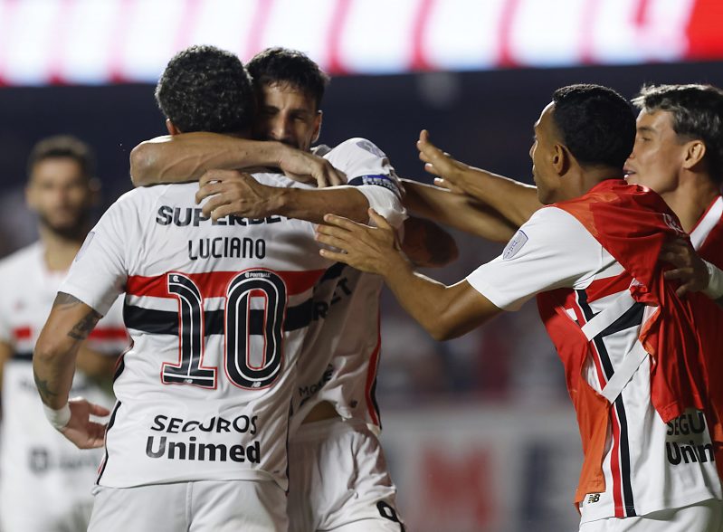 São Paulo vence e avança na competição