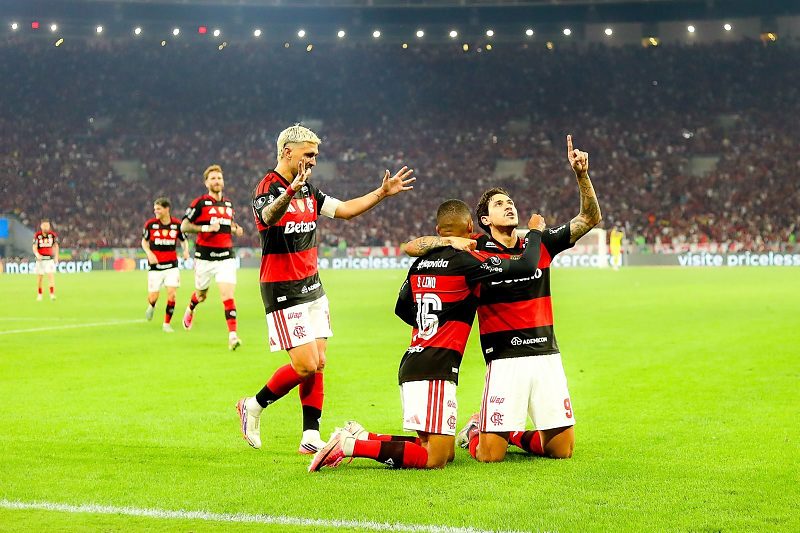 Flamengo vence Cruzeiro e segue na competição