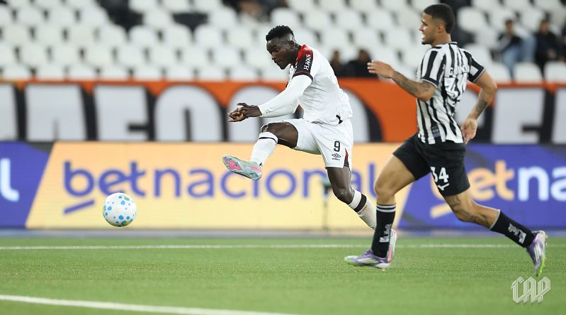 Kevin Viveros marca dois gols e Athlético vence o Botafogo no Nilton Santos nesta segunda-feira (24).
