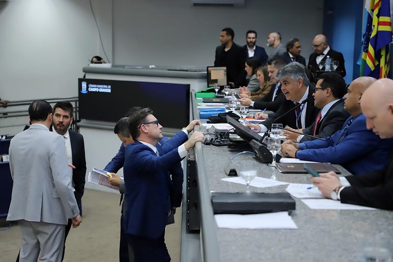 Vereadores em debate sobre os projetos de lei que tramitam pela Casa de Leis