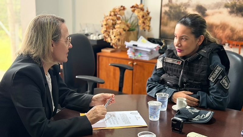 Vereadora Liane da Saúde em reunião com a tenente-coronel Gabriella Letícia Fernandes de Oliveira