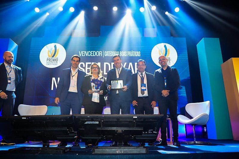 Governador Eduardo Riedel recebendo o Prêmio Excelência em Competitividade 2026