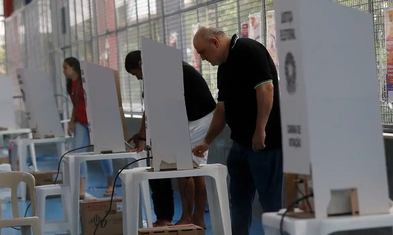 Eleitores votam no 1º turno em seção eleitoral no Colégio Maria Raythe, na Tijuca, zona norte da cidade