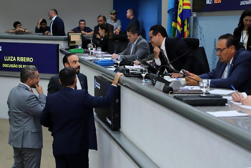 Vereadores analisando pautas que tramitam pela Câmara