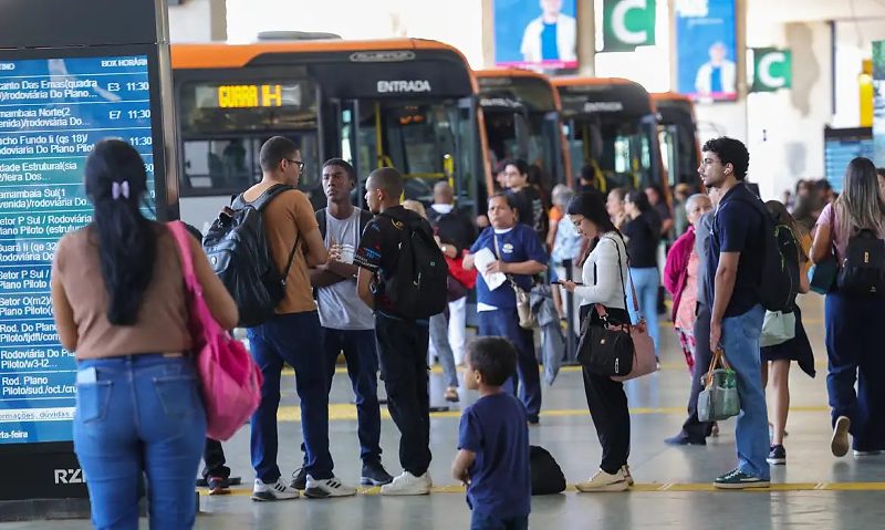 Brasília (DF) 05/08/2026 - Filas de passageiros e ônibus na Rodoviária do Plano Piloto de Brasília
