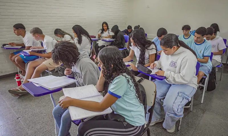 Brasília (DF), 25/06/2026 – Alunos do ensino médio do CED 16, na Ceilândia, aproveitam o segundo semestre letivo para intensificar a preparação em sala de aula visando o Exame Nacional do Ensino Médio (Enem), vestibulares, Programa de Avaliação Seria
