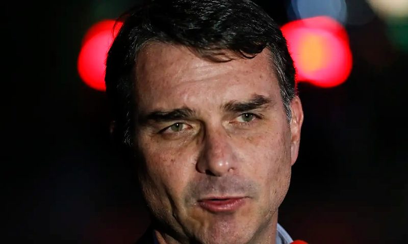 Brasília (DF), 11/09/2025 - O senador Flávio Bolsonaro, fala com jornalistas em frente do condomínio onde seu pai, ex presidente Jair Bolsonaro cumpri prisão domiciliar