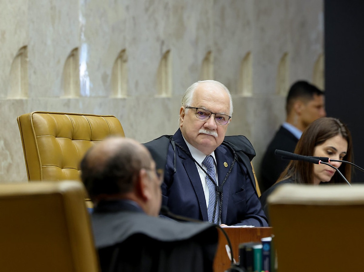 Gilmar Mendes e Fl&aacute;vio Dino questionam Edson Fachin por assumir casos do Banco Master