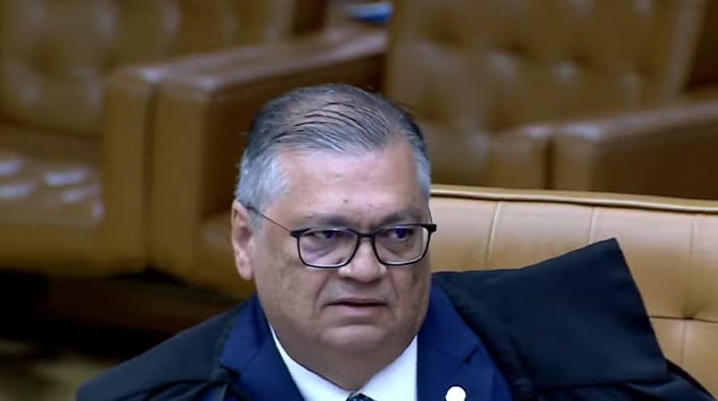 Ministro Flávio Dino pede vistas após novo debate acalorado entre os ministros Gilmar Mendes e André Mendonça