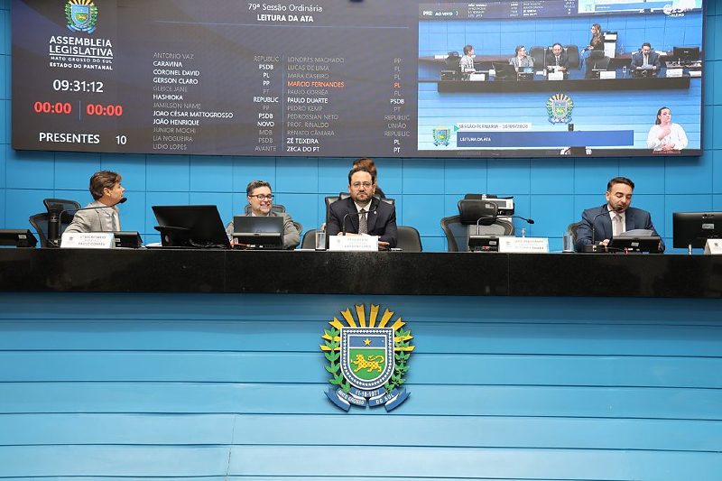 Deputados analisando pautas que tramitam pela Casa de Leis