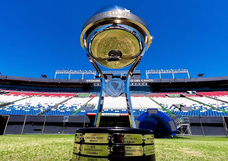 Troféu da Copa Sul-Americana exposto no Defensores del Chaco