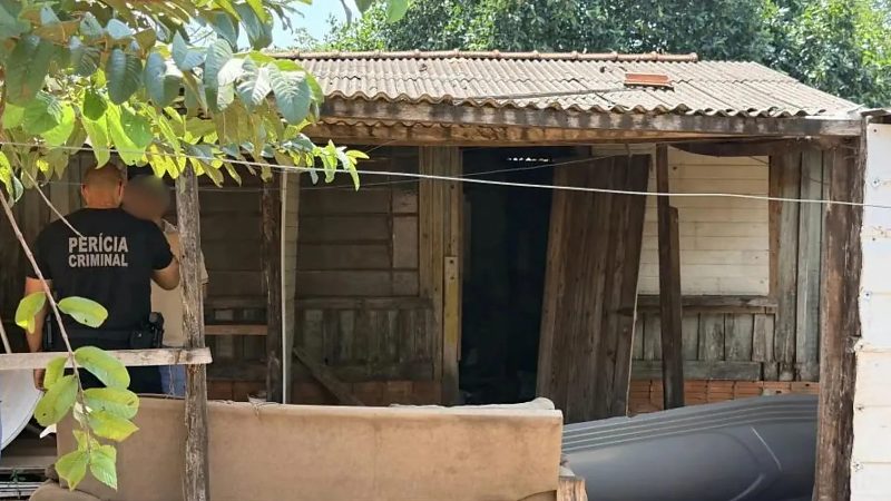 Jovem é encontrado morto com marcas de tiros dentro de casa em Santa Rita do Pardo