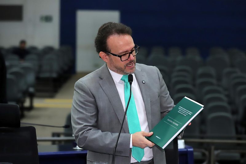 Vereador Dr Lívio apresentando o documento aos vereadores na Câmara Municipal de Campo Grande
