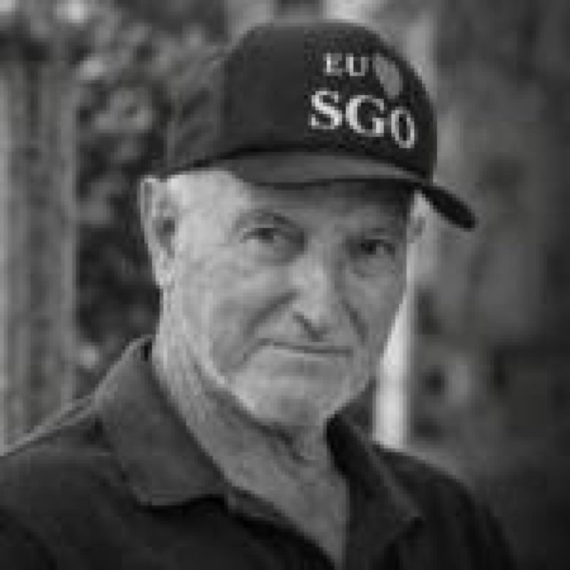 Roberto Emiliani foi ex-prefeito do município em 1983, tornando-se o primeiro prefeito eleito pelo voto popular após a emancipação de São Gabriel do Oeste.