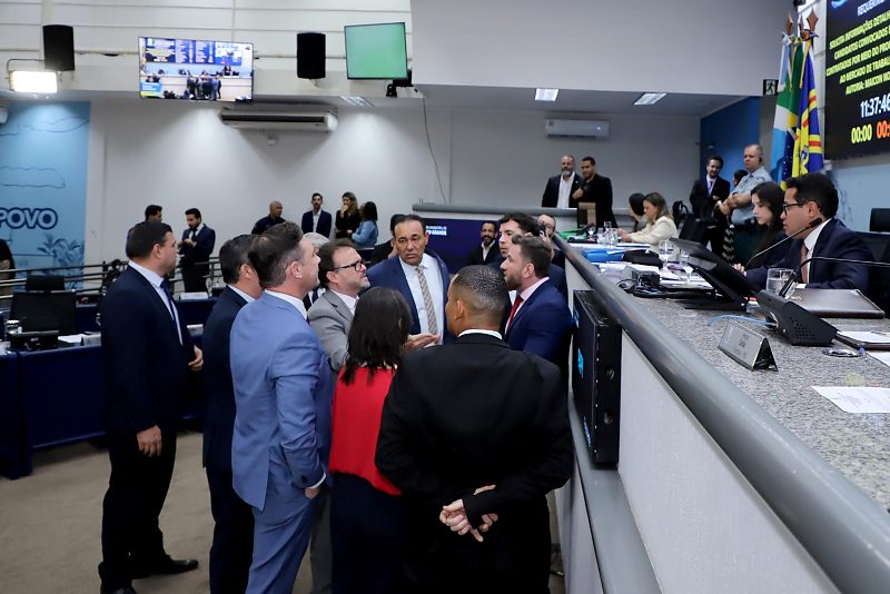 Vereadores dialogando sobre pautas que tramitam pela Casa de Leis