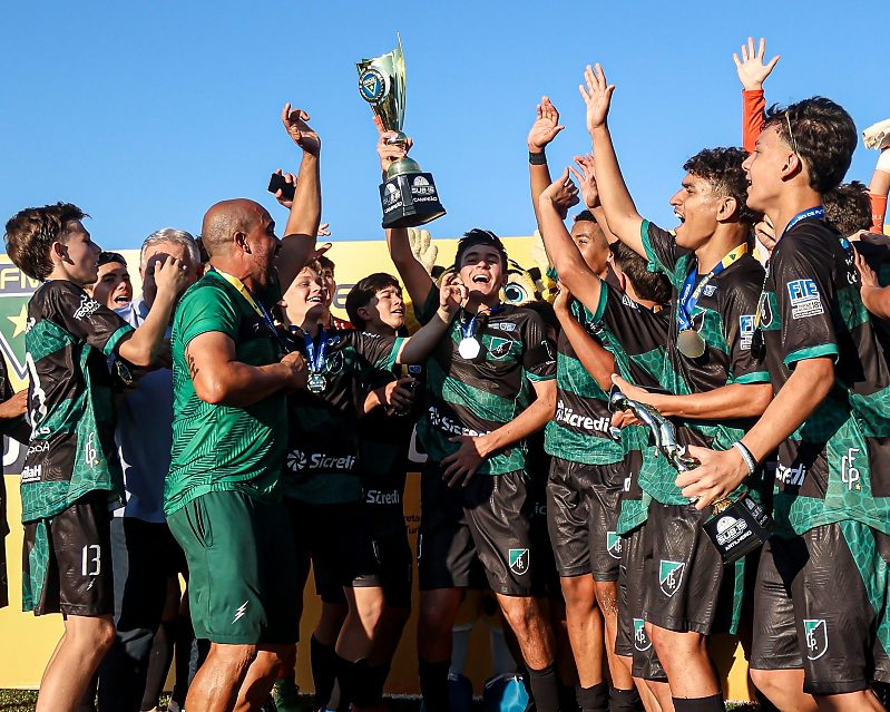 Jogadores do Pantanal levantam a taça de campeões estaduais Sub-15