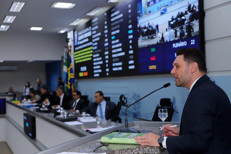 Secretário municipal de Educação, Lucas Henrique Bittencourt na tribuna da Câmara Municipal de Campo Grande