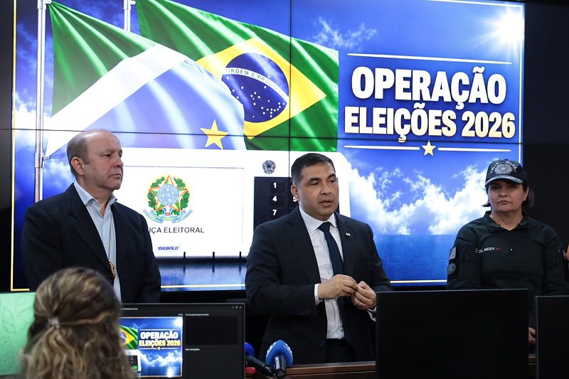Secretário-executivo explicando sobre a segurança nas eleições 2026
