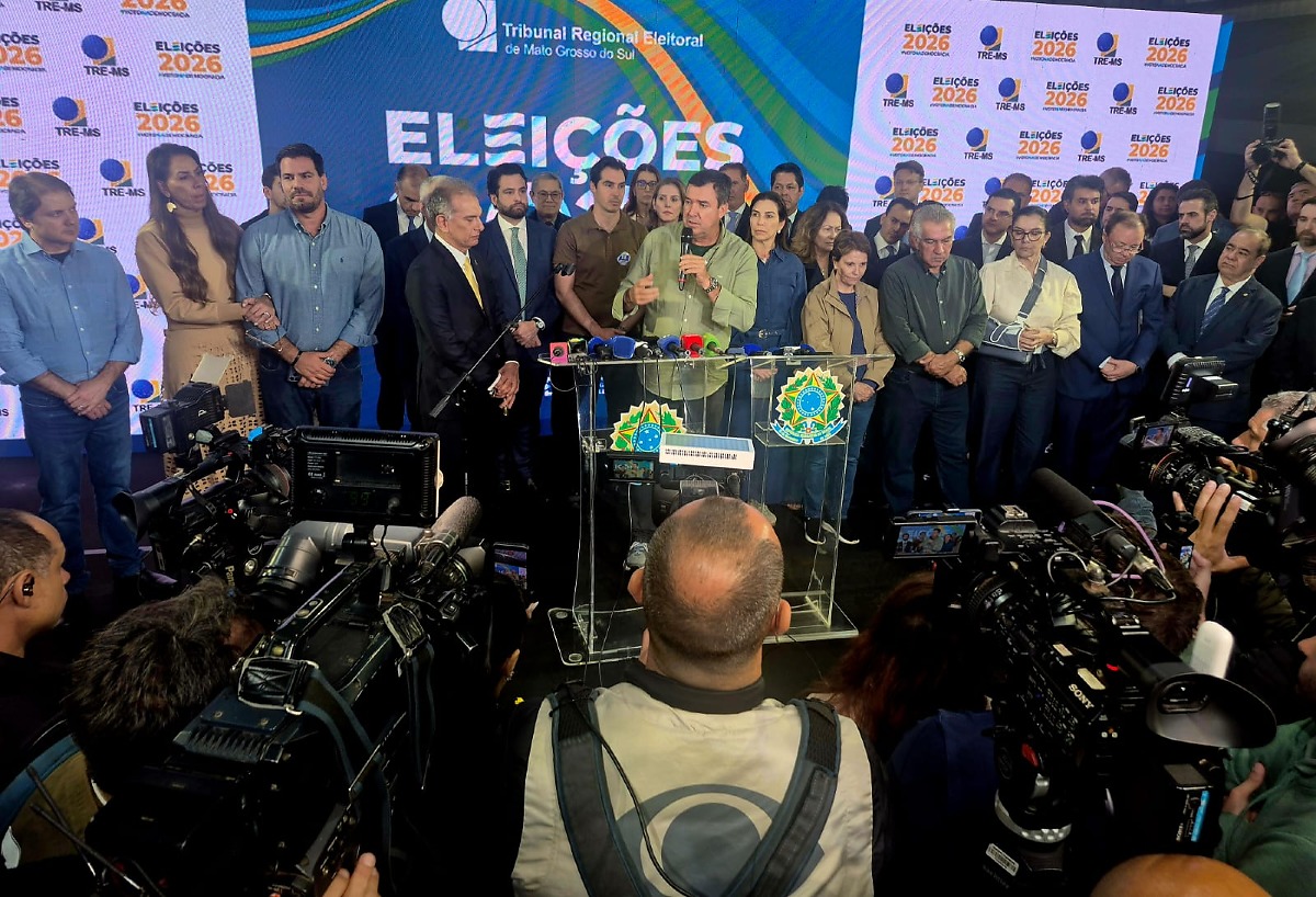 Reeleito, Eduardo Riedel fala &agrave; imprensa no TRE-MS ao lado de aliados, em Campo Grande