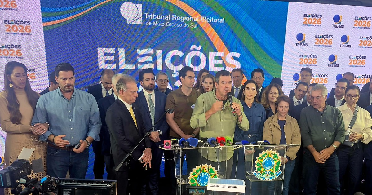 Eduardo Riedel comemora reelei&ccedil;&atilde;o ao lado de aliados no TRE-MS, em Campo Grande
