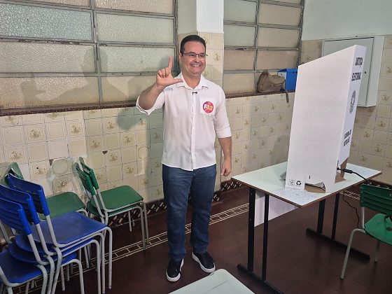 F&aacute;bio Trad faz o L ao lado da cabine de vota&ccedil;&atilde;o em Campo Grande