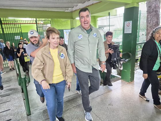 Eduardo Riedel chega acompanhado de Tereza Cristina ao local de vota&ccedil;&atilde;o, em Campo Grande