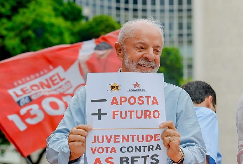 Lula vota em São Bernardo e promete reforma no Judiciário se reeleito