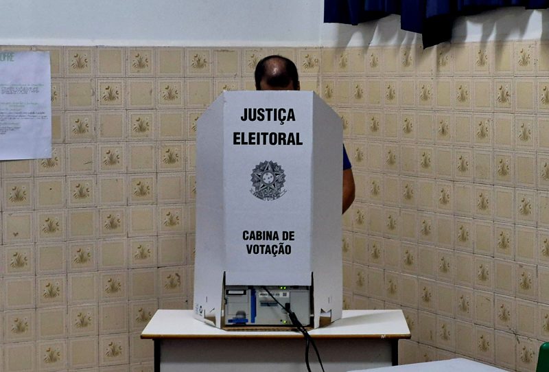 Eleitor escolhe os candidatos na urna eletrônica, protegido pela cabine de votação, em seção da Escola Sebastião Santana de Oliveira, no Conjunto José Abrão, em Campo Grande