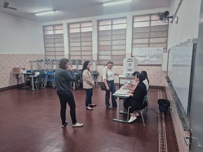Eleitoras aguardam a vez diante da mesa dos mesários em seção eleitoral da Escola Sebastião Santana de Oliveira, no Conjunto José Abrão, em Campo Grande