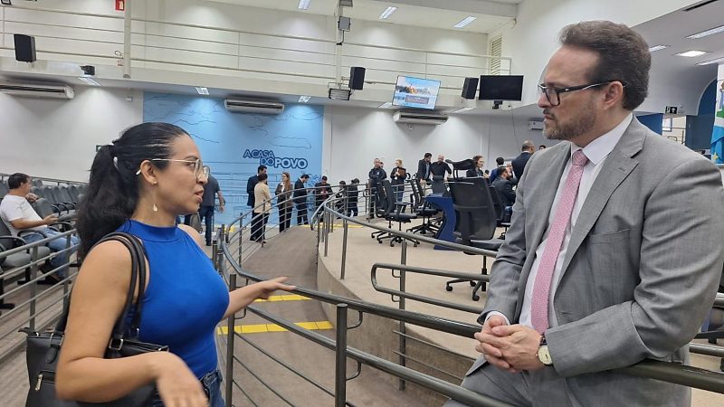 Representante da Associação de Moradores do Bairro Amambaí, Juliene Patzlatt em conversas com o vereado Dr Lívio